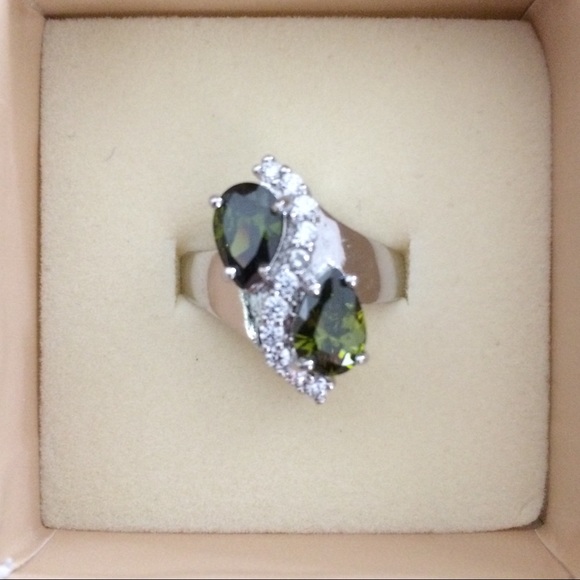 Jewelry - NWT Peridot & CZ Silver Woman’s Cocktail Ring